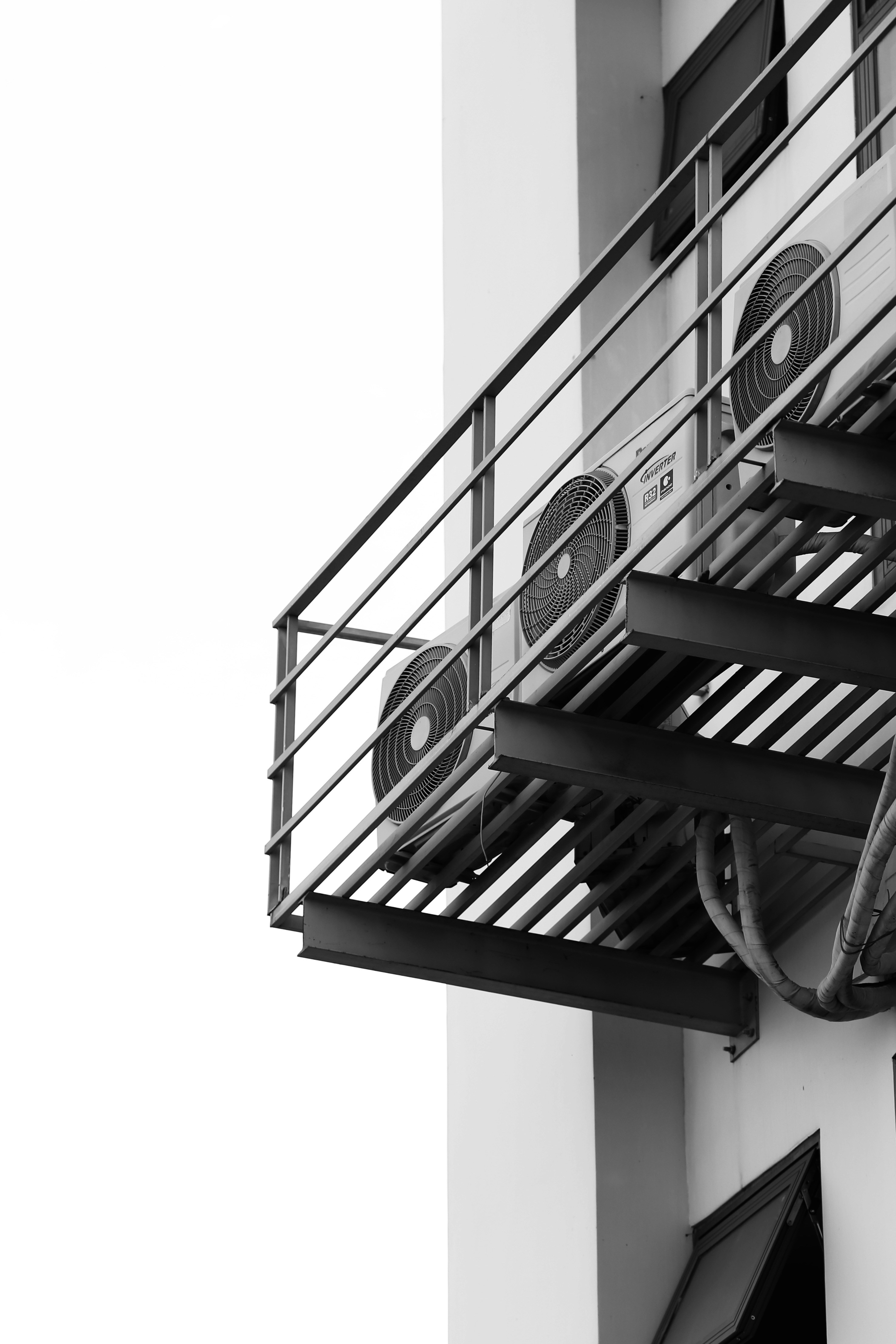 Técnico realizando serviço de ar-condicionado